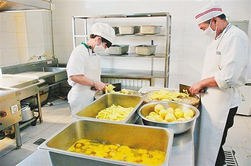 食材（cái）配送 如何保證學校食堂用餐安全