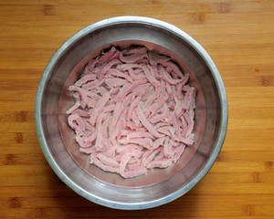 杭椒牛柳黑椒牛柳 終於找到炒出嫩（nèn）牛（niú）肉（ròu）的辦法了（le） 肉片肉絲都適用的做法（fǎ） 步驟1