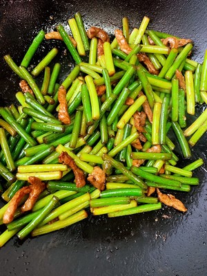 簡單易做的（de）下飯菜－蒜苔炒肉的做法 步驟6